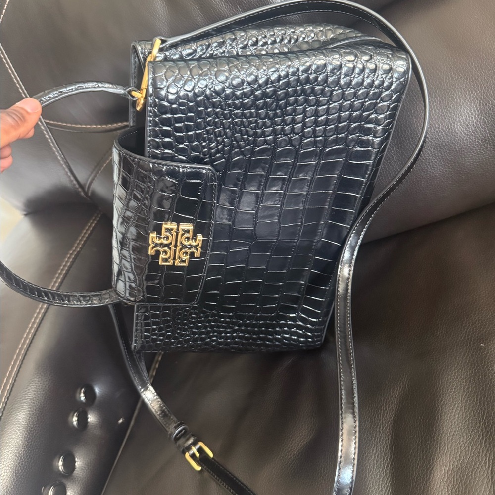 Elegant Black Crocodile-Embossed Handbag - Picture 11 of 15